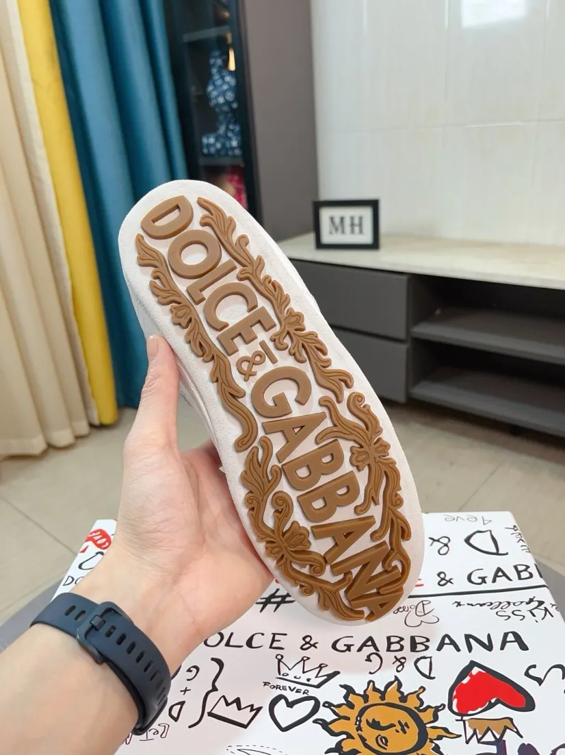 Men's shoes💰560🌹🌹"Dolce & Gabbana DG" original imported first-layer cowhide➕sheepskin lining, light on the foot, comfortable, versatile, original special outsole🔥favored by trendy men, welcome to compare quality🔥exquisite luxury, super A level! Compared with the genuine product at the counter, the version is no worse at all! Code number 38-44